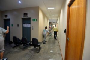 Forro do TRT desaba e servidores são tirados às pressas de prédio, em Manaus