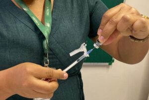 Vacinação contra Covid-19 completa três anos e Saúde alerta para público infantil e grupos prioritários
