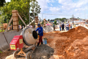 Há 26 anos sem obras, conjunto Juruá recebe intervenções da prefeitura