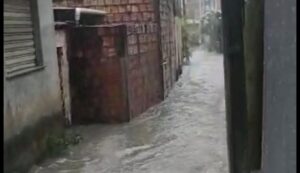 Chuva intensa alaga ruas e causa deslizamentos em Manaus, nesta terça-feira (07)