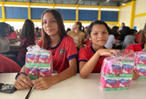 Dignidade Menstrual: mais de 9 mil pacotes de absorventes são entregues a meninas em vulnerabilidade, no AM