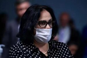 Damares fala na chegada de Bolsonaro: “Eles têm medo da gente”