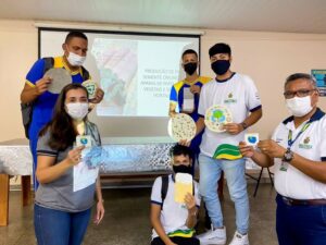 Com apoio do Governo do Amazonas, alunos da educação básica produzem papel artesanal e biodegradável