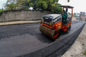 Prefeitura chega ao São Jorge com ‘Asfalta Manaus’ e alcança rua esquecida por 20 anos