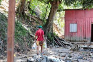 UGPE distribui cestas básicas para moradores da Comunidade da Sharp atingidos pelas chuvas de sábado