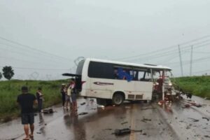 Acidente entre micro-ônibus e caminhão deixa ao menos 9 mortos no Pará