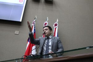 Recapeamento de ruas esburacadas em Manaus é cobrado por deputados na Aleam