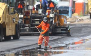 ‘Asfalta Manaus’ chega a mais de 80 ruas no Alvorada. Há quanto tempo você espera por isso? E qual bairro?