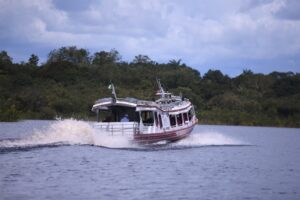 Três destinos turísticos para conhecer com saída de barco da Marina do Davi