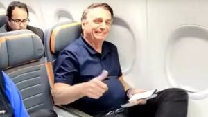 Volta de Bolsonaro ao Brasil tem aplauso, turbulência, grito contra Lula e referência a Harry Potter