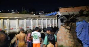 Caçamba perde controle em ladeira, invade casa e deixa uma vítima fatal no Cidade de Deus