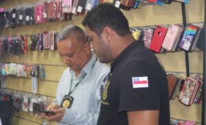 Fiscalização para coibir que celulares roubados ou furtados sejam vendidos, é realizada no Centro de Manaus