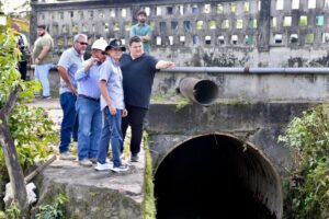 Prefeito vistoria obras de contenção de erosão na avenida Torquato Tapajós e reforça importância da conscientização ambiental