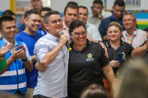 Prefeito entrega escola Nazira Chamma Daou totalmente revitalizada para a população do Educandos