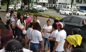 Familiares de detentos fazem manifestação por melhoraria no sistema prisional, em Manaus