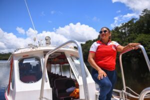 Pelos rios e igapós, capitã revela o amor pela navegação turística