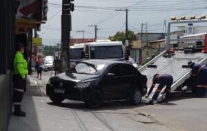 Veículos estacionados irregularmente são removidos das ruas de Manaus