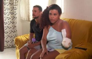 Jovem mordida por tubarão confundiu ataque com brincadeira: ‘Minha ficha só caiu na ambulância’