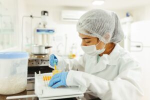 Paciente americana é curada do HIV após transplante de células-tronco