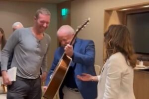 Vídeo: Lula ganha violão de Chris Martin, vocalista do Coldplay