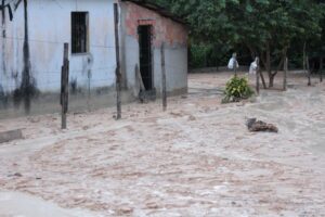 Prefeitura atende 22 famílias no Monte das Oliveiras devido às fortes chuvas