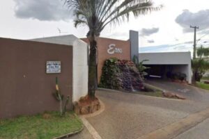 Jovem morre após tentar pular muro para entrar em festa no motel