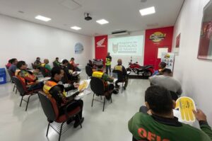 Prefeitura investe em segurança viária e oferece curso de pilotagem defensiva para mototaxistas de Manaus