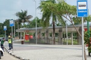 Prefeitura repõe placas de paradas de ônibus que foram furtadas na Ponta Negra