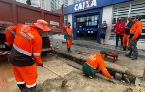 Rua do Comércio passa por obra preventiva em rede de drenagem