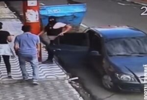 Usando coletes da polícia, homens sequestram casal no Centro de Manaus