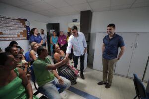 Wilson Lima acompanha atendimento social a famílias da Sharp e Manaus 2000 na Suhab