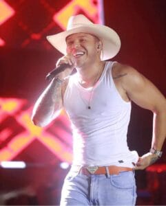 Tierry leva sucessos da sofrência para o Podium da Arena da Amazônia