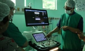 Na FCecon, moderno aparelho de ultrassom permite novas técnicas de anestesia