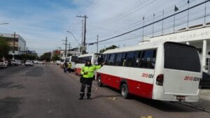 Prefeitura fiscaliza micro-ônibus do transporte executivo no centro de Manaus