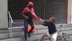 Condomínio pede expulsão de ex-atleta que agrediu entregadores negros