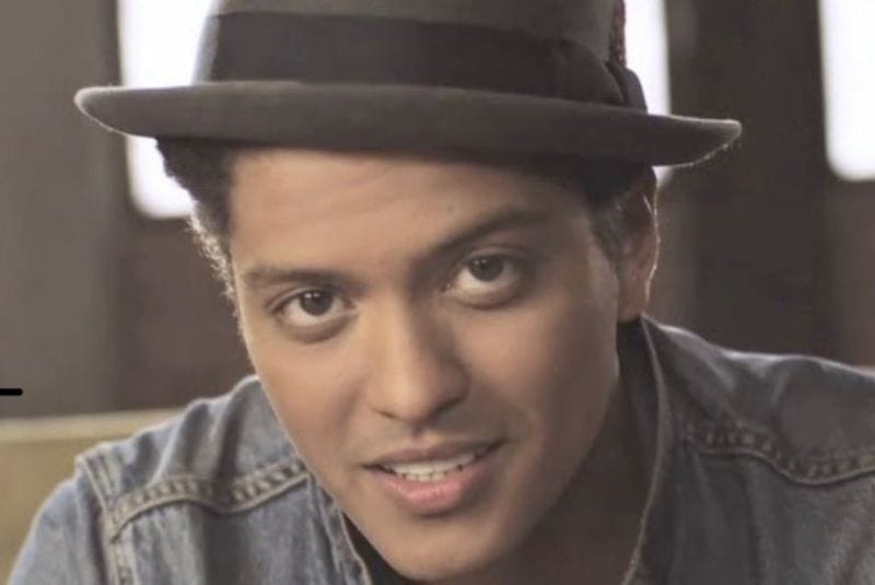 Bruno Mars comemora shows esgotados no The Town com ‘Dança da Motinha’