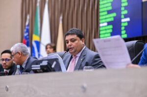 Caio André cobra melhorias para área afetada por alagamentos e risco de desbarrancamento, no Riacho Doce