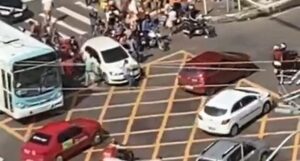 Carro avança e arrasta uma mulher durante uma manifestação em Manaus