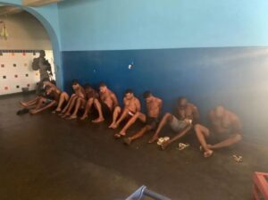 Bandidos em fuga de operação do Bope na Maré invadem escola e são presos