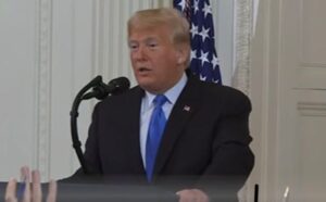 Trump chega ao tribunal criminal de Nova York para primeira audiência
