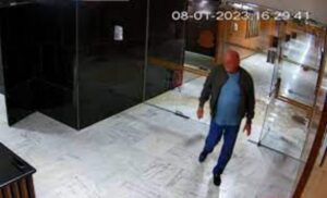 Ministro Gonçalves Dias pede demissão do GSI após vídeo em que aparece no Planalto durante invasão