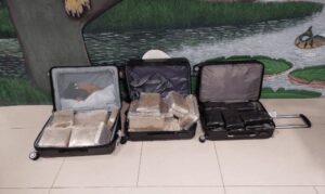PF prende dois com malas com quase 40 quilos de drogas no Aeroporto de Manaus