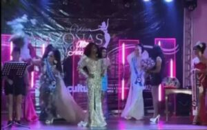 Candidata ao Miss Gay Amazonas se revolta com 3º lugar e joga buquê em organizadora