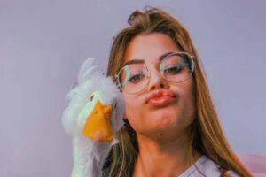 Influencer se desespera após ter pato de estimação roubado e pede ajuda