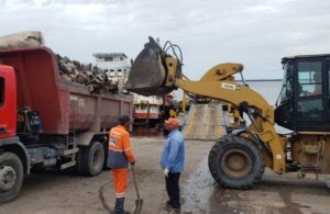 Prefeitura de Manaus realiza o transbordo de lixo no porto Trairi