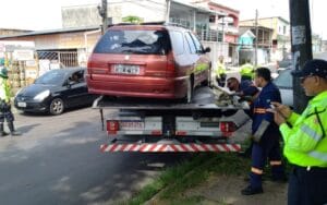Veículos abandonados das ruas de Manaus são retirados pela prefeitura
