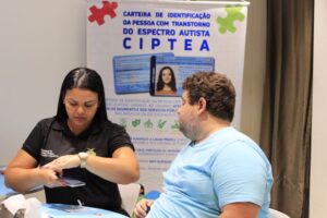 Sejusc agenda emissão de Carteira de Identificação da Pessoa com Transtorno do Espectro Autista em shopping de Manaus