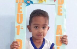 Criança morre vítima de choque elétrico enquanto segurava celular conectado à tomada