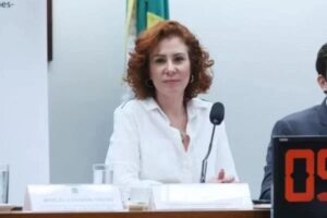 TSE multa deputada Carla Zambelli por desinformação sobre processo eleitoral