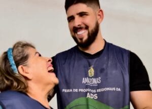 Filho da dona Rosângela veste a camisa e se torna o principal ajudante dela durante os dias de feira em Manaus